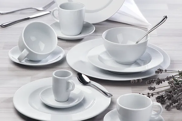 Weißes Porzellan der Serie Barista White mit Tassen, Tellern und Schale