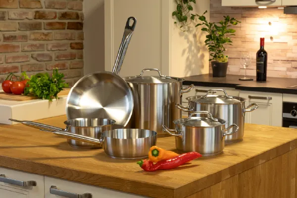 Töpfe, Stielkasserollen und Pfanne aus Edelstahl der Serie cookmax Economy