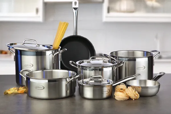 Edelstahl-Töpfe mit Deckeln und beschichtete Pfanne der Serie cookmax Gourmet