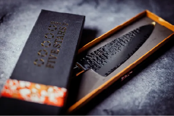 Messer der Serie Kentaro mit gehämmerter Klinge in der Geschenkverpackung von Five Stars
