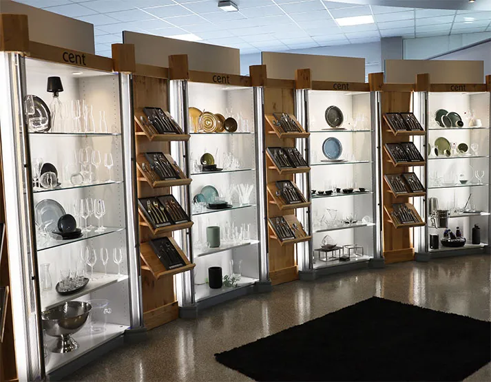 Showroom von CENT in Himmelkron mit beleuchteten Vitrinen voller Geschirr, Gläser und Besteck